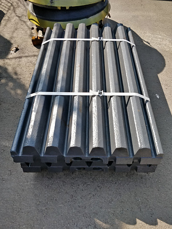 Футеровочная плита неподвижная (СС) на Sandvik-СJ411 (400.0437-002)