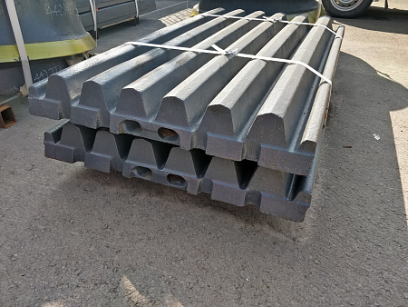 Футеровочная плита неподвижная (СС) на Sandvik-СJ411 (400.0437-002)